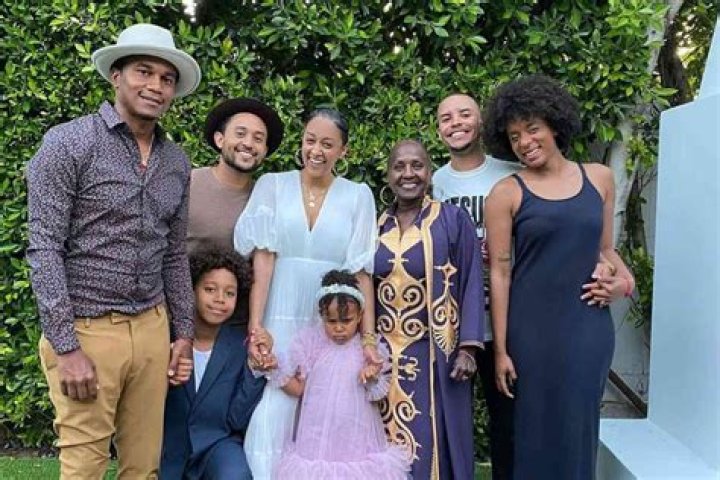 A Glimpse Into The Lives Of Tia And Tamera Mowry's Parents