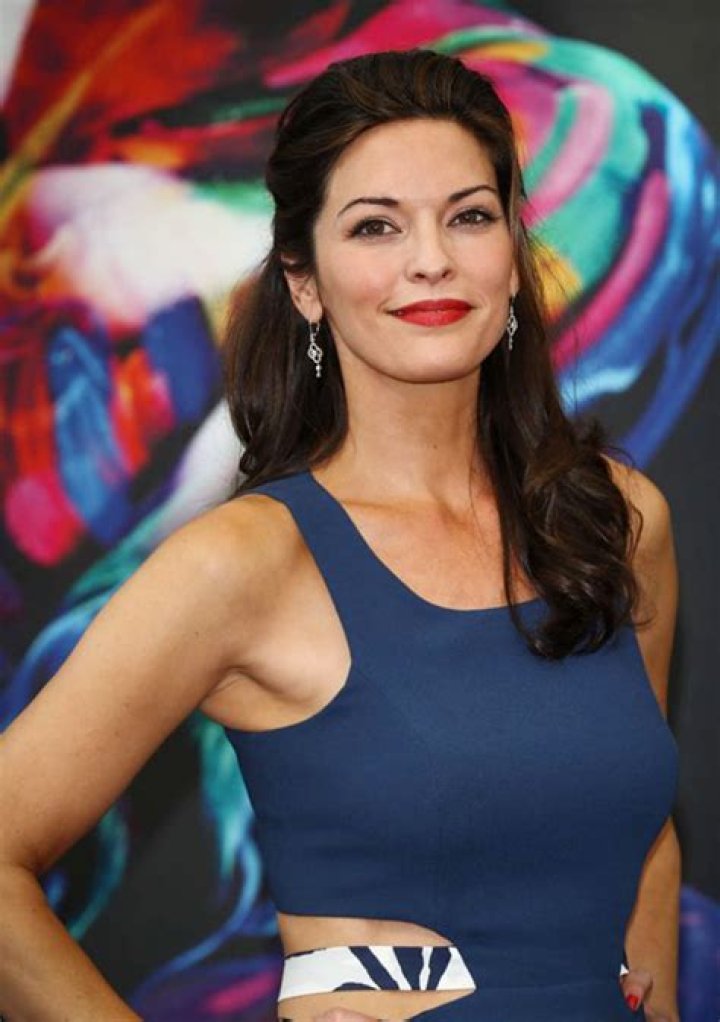 Alana de la Garza ·