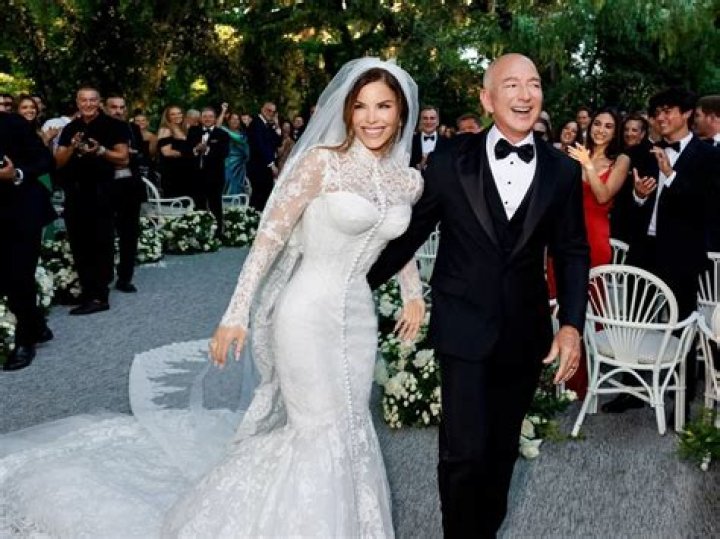 Alex Wagner's Absence Of A Wedding Ring Sparks Speculation