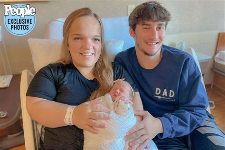 Did Elizabeth Johnston Welcome A Child With Dwarfism?