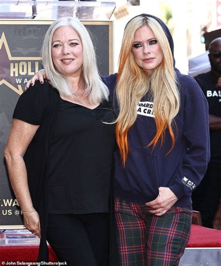 Discover If Avril Lavigne Has Children And Explore Her Family Life