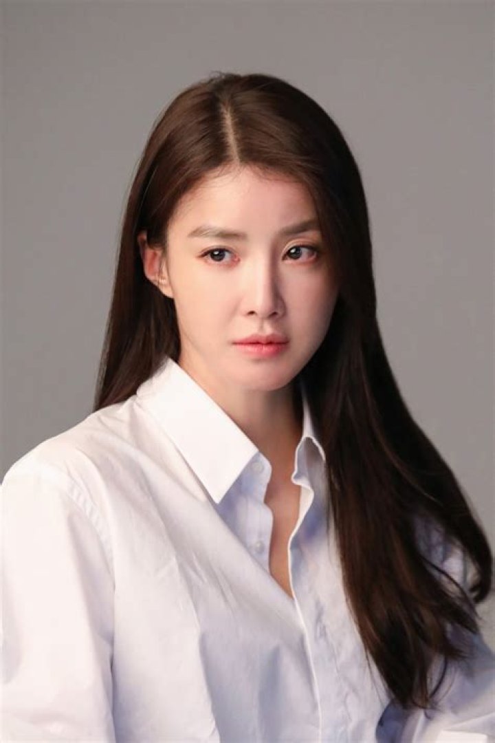 Discover The Captivating World Of Lee Si-young: Insights And Revelations Unveiled