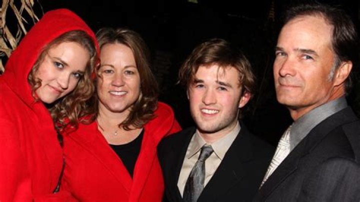 Does Emily Osment Have Any Children? - Uncovering The Truth