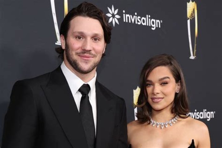 Hailee Steinfeld's Complete Relationship History: An Exhaustive Guide