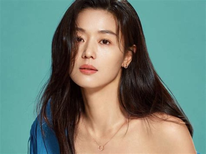 Is The Korean Actress Currently Dating?
