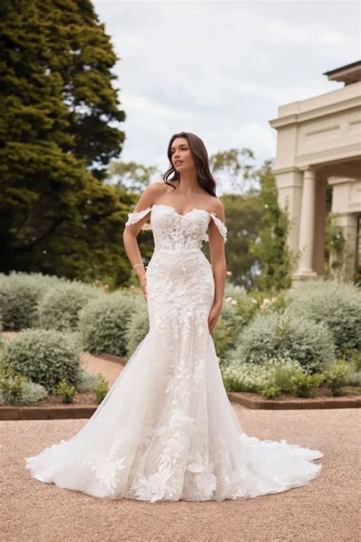 Jennifer Garner Stuns In Elegant Wedding Dress