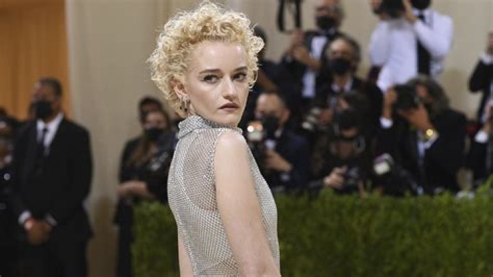 Julia Garner Net Worth - MoxSync