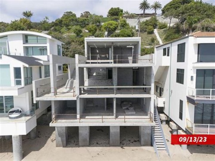 Matthew Perry's Malibu Mansion: A Waterfront Oasis