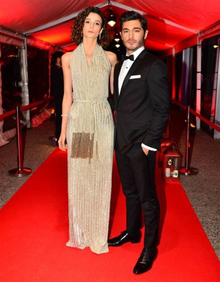 Meet Busra Develi, Burak Deniz's Beloved Wife: Exclusive Einblicke