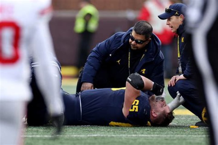 Michigan's Zak Zinter Suffers Knee Injury