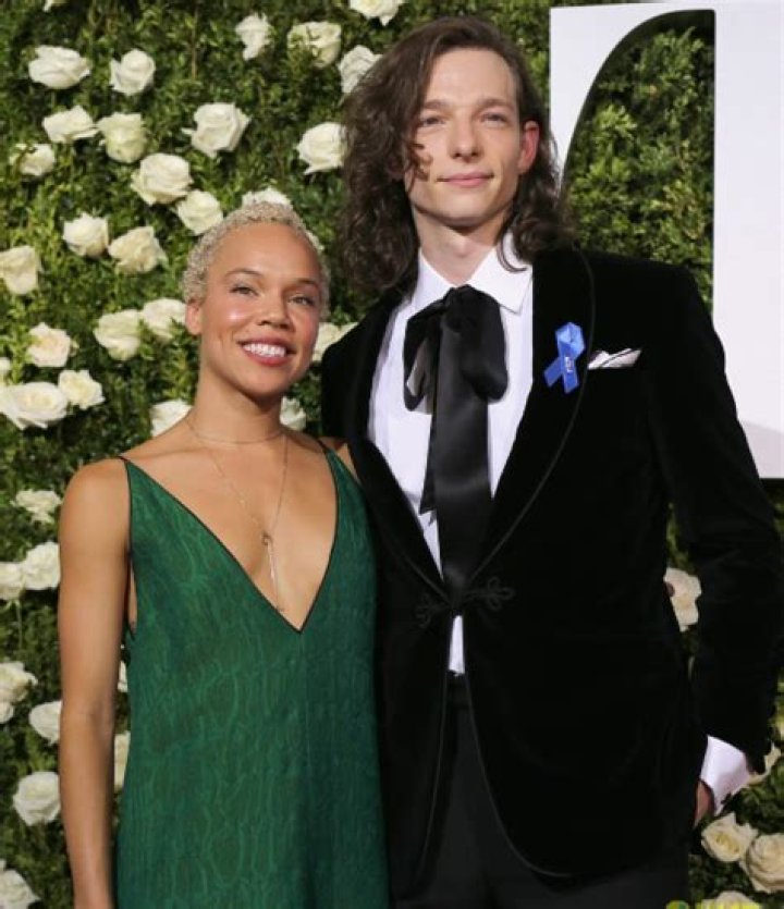 Mike Faist's Wife: Unveiling His Relationship Status