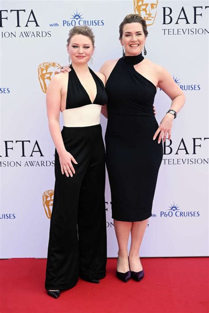 Oprah praises Kate Winslets boobs ·