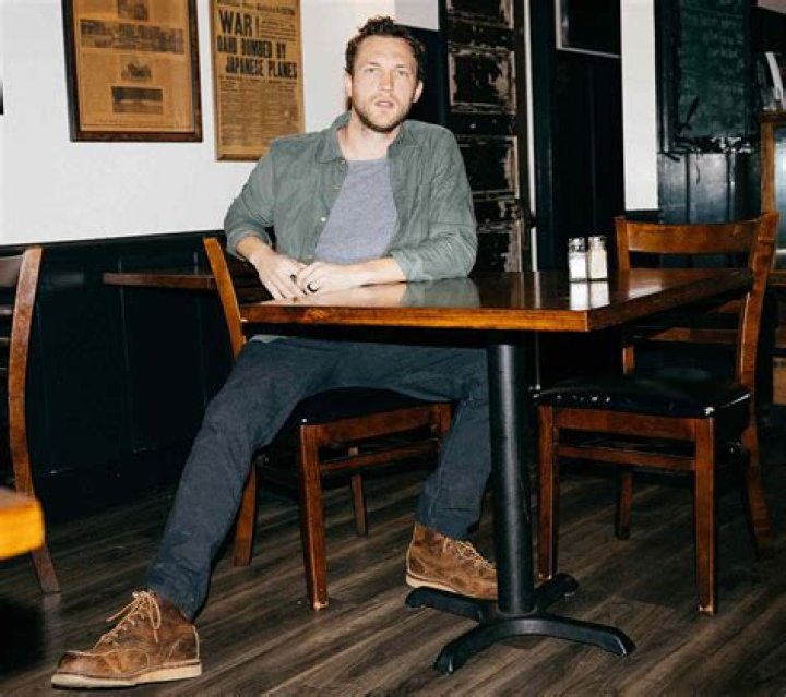 Phillip Phillips ·