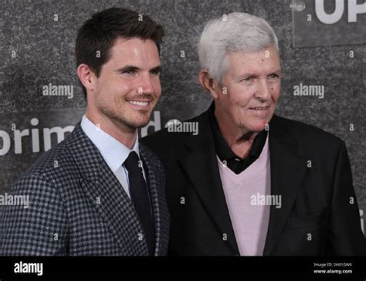 Robbie Amell And Stephen Amell: A Brotherly Bond In Hollywood
