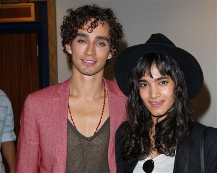 Robert Sheehan's Dating History: Exploring His Past Relationships