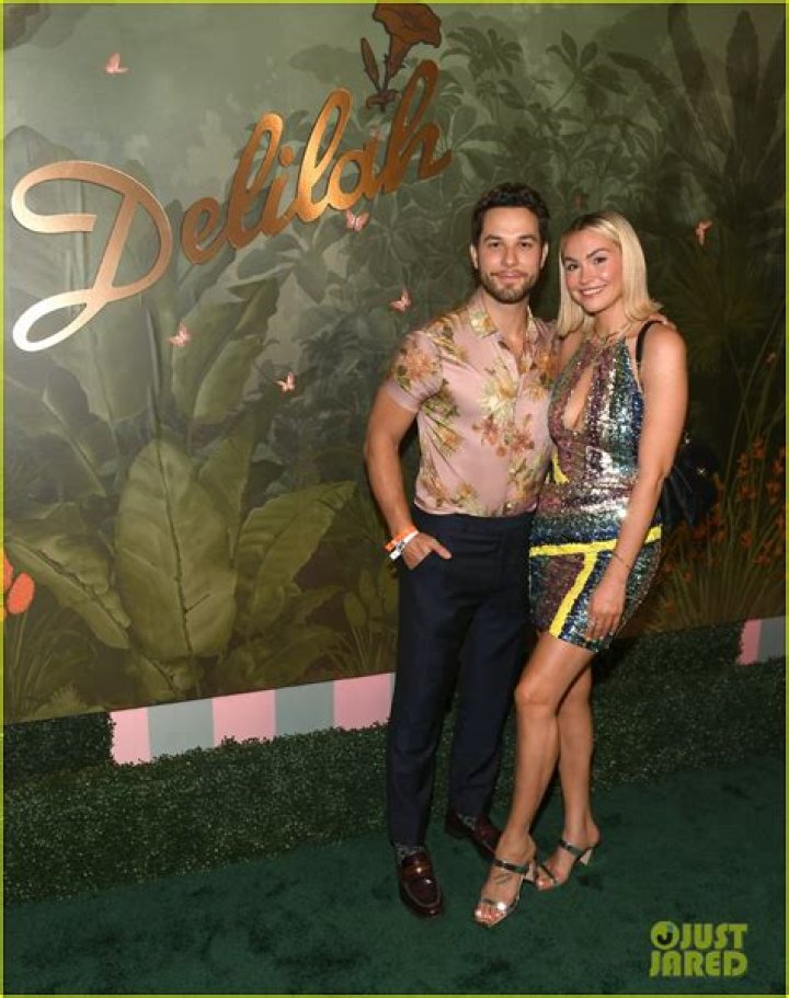 Skylar Astin Lisa Stelly