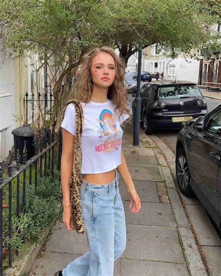Uncover Julia Gisella's Intriguing Age