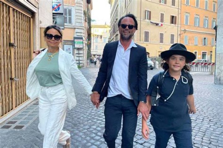 Uncover The Inspiring World Of Walton Goggins And Leanne Kaun