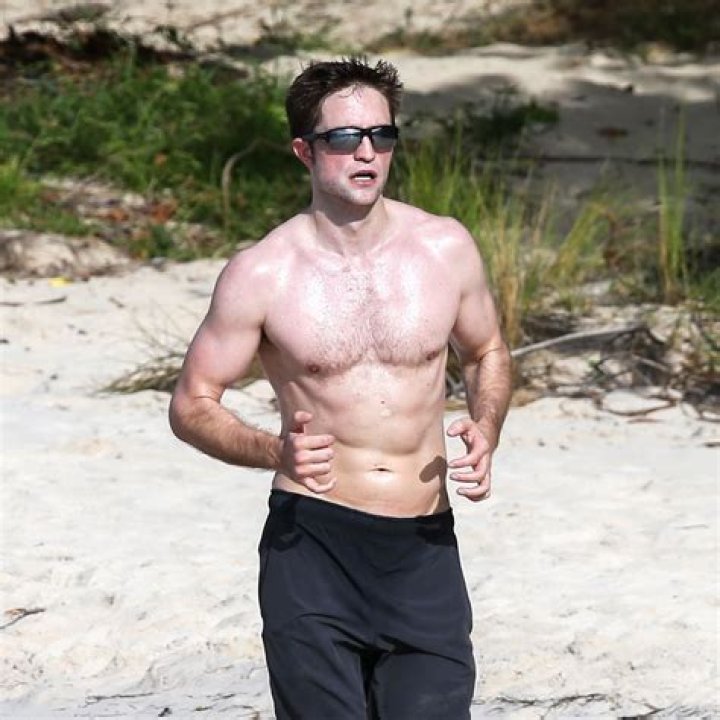 Unveiling Robert Pattinson's Shirtless Allure: Discoveries & Insights