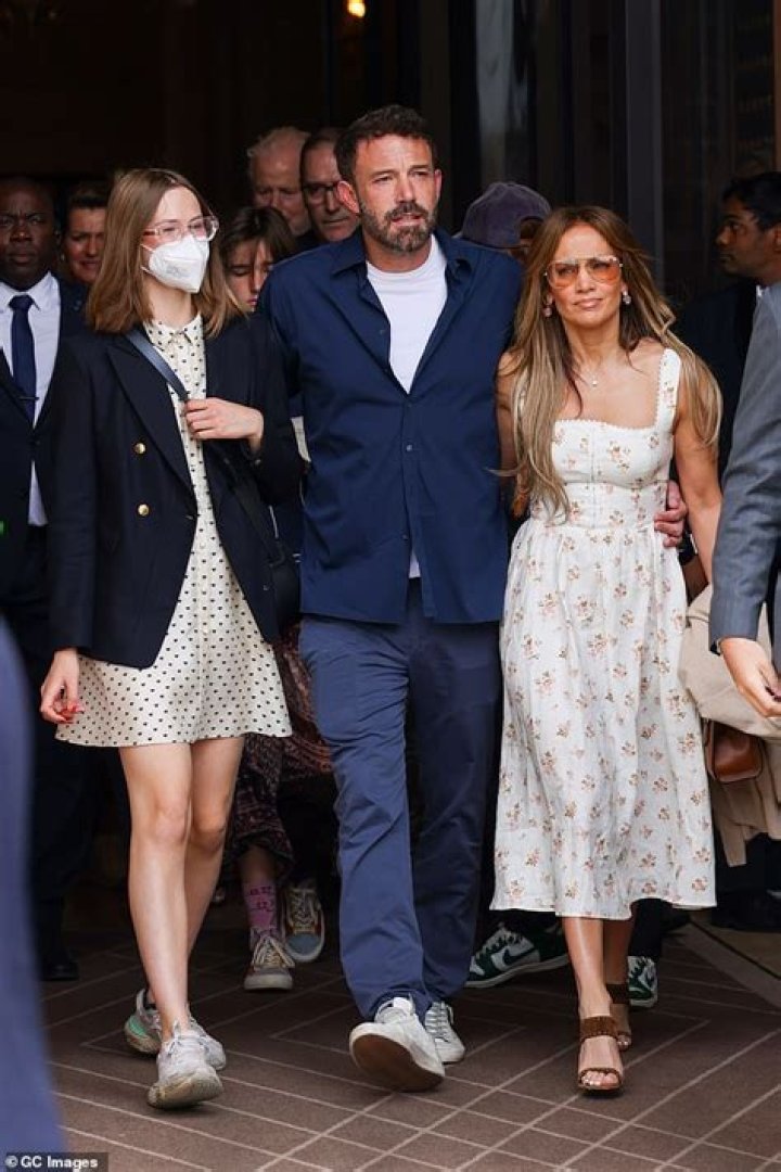 Why Does Ben Affleck's Daughter Wear A Mask? Uncovering The Reasons