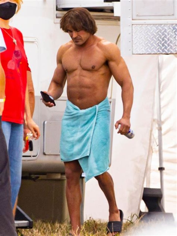 Zach Efron - Height Revealed: Accurate Measurements Unveiled